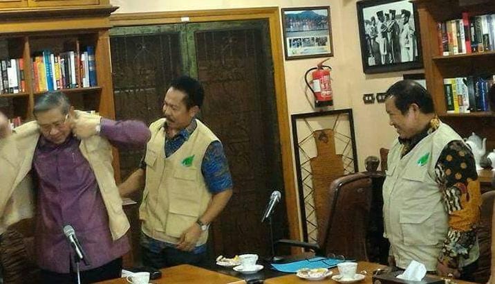 Sarjan Tahir yang juga menjabat Direktur Utama (Dirut) Pandutani Indonesia (Patani) memakaikan rompi Patani ke Presiden RI ke-6 Susilo Bambang Yudhoyono (SBY)