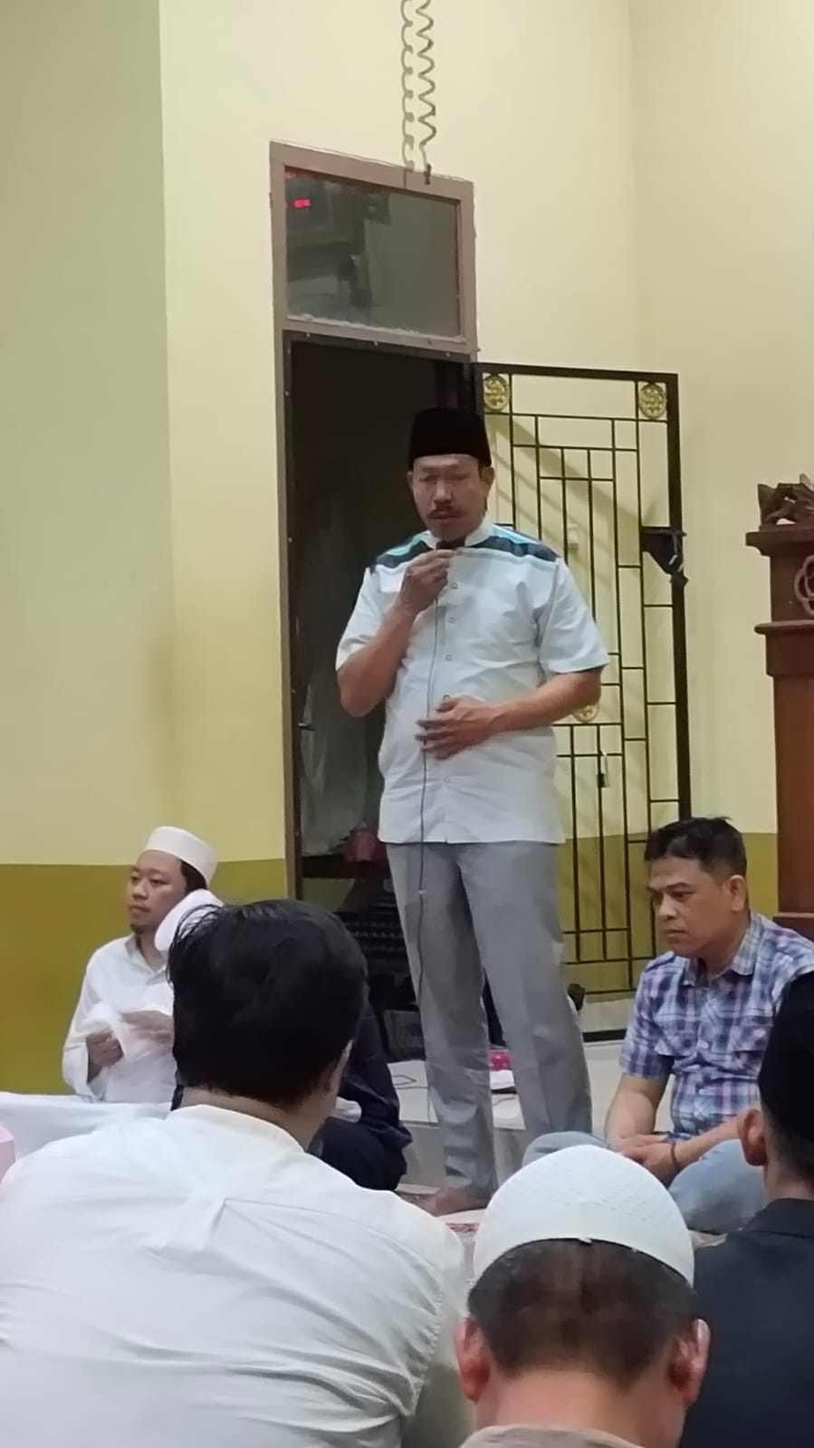 Sarjan Tahir memberikan sambutan dalam suatu kesempatan acara perayaan hari besar Islam di sebuah masjid di Gandus, Palembang, Sumatera Selatan