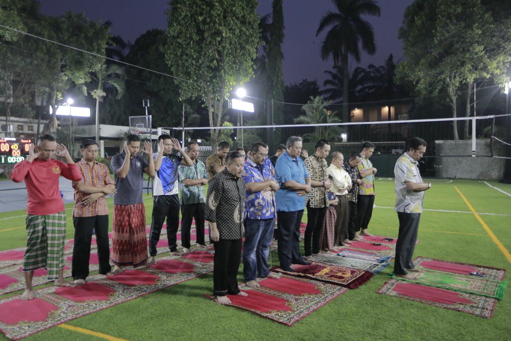 Sarjan Tahir menjadi iman di suatu kesempatan sholat maghrib bersama Presiden RI ke-6 Susilo Bambang Yudhoyono, di lapangan voli Lavani, Cikeas, Bogor, Jawa Barat.