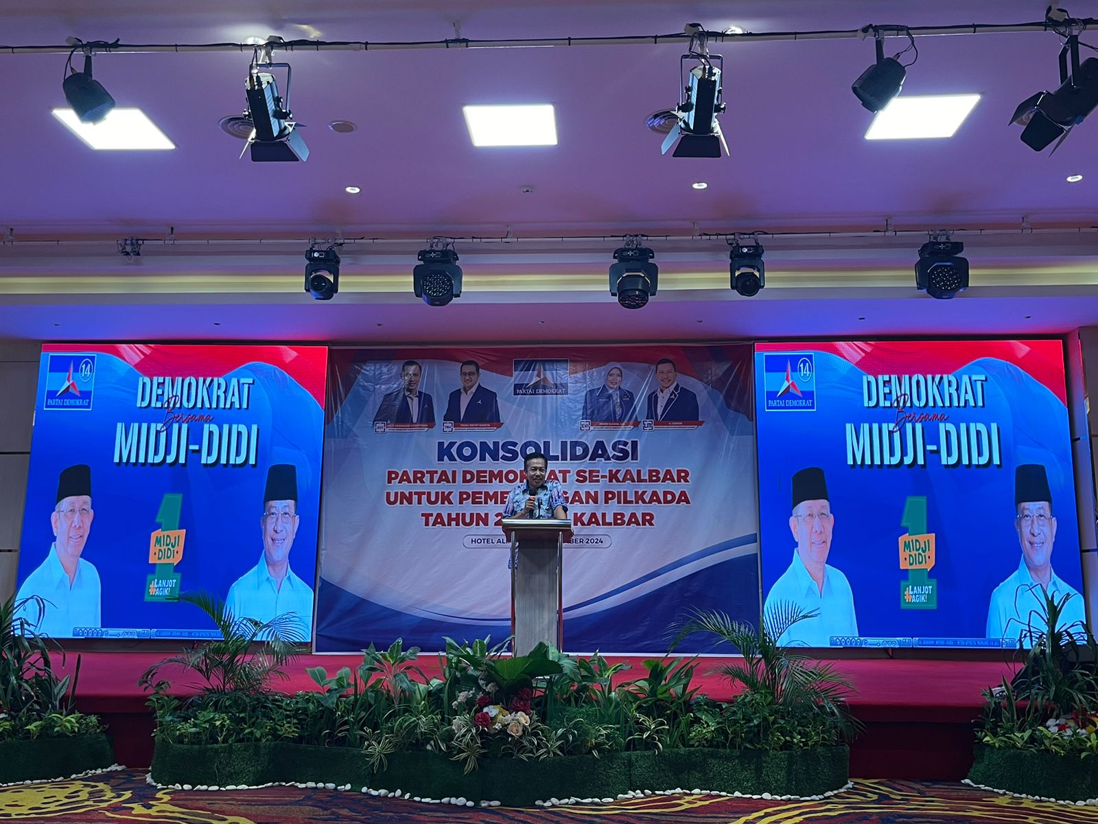 Ketua Satgas Kalimantan yang juga Ketua Wantim DPP Partai Demokrat Sarjan Taher melakukan konsolidasi Partai Demokrat Se-Kalbar, di Pontianak.