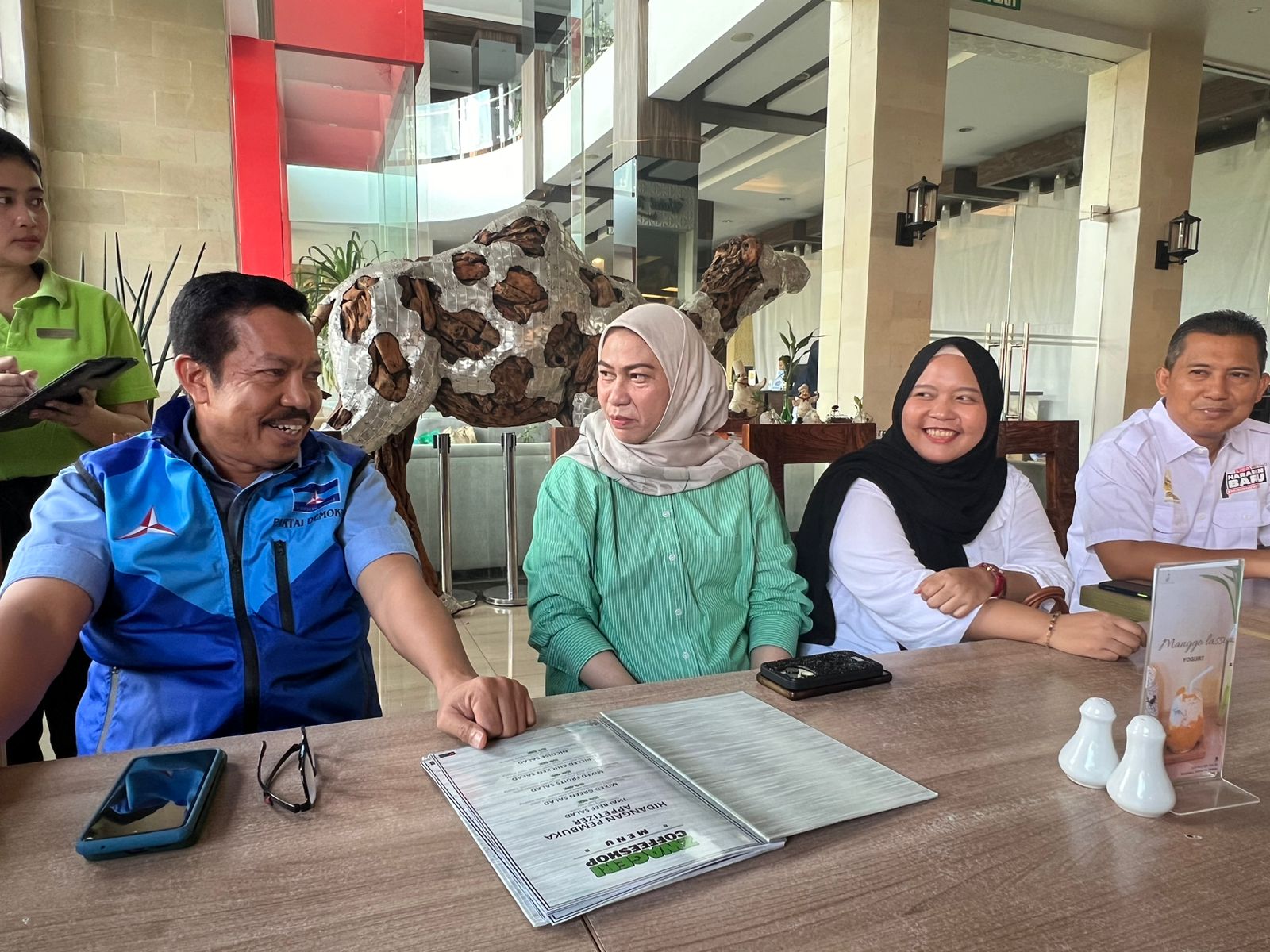 Ketua Satgas Kalimantan yang juga Ketua Wantim DPP Partai Demokrat Sarjan Taher makan siang bersama di Banjarbaru bersama Lisa, Cawako Banjarbaru.