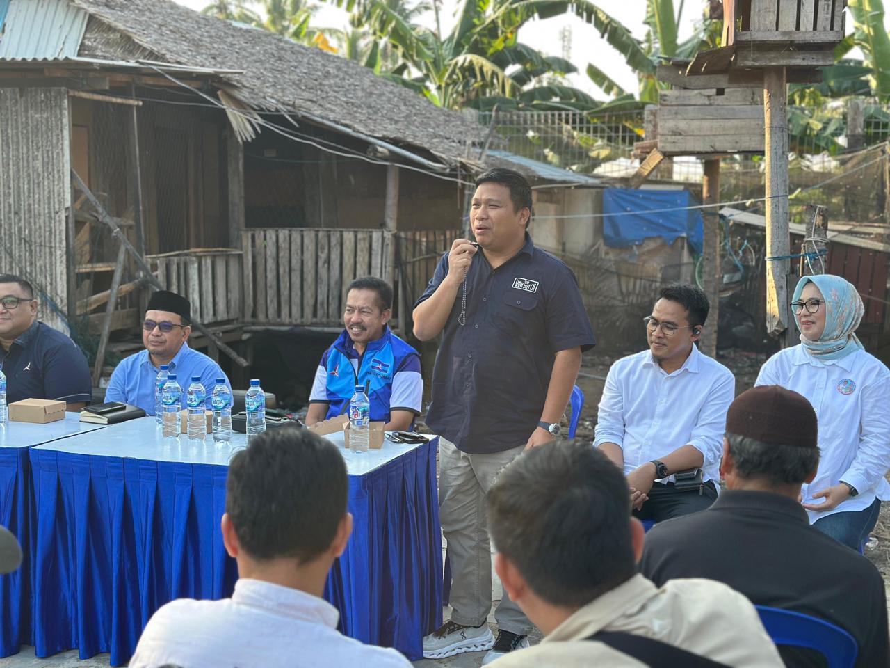 Ketua Satgas Kalimantan yang juga Ketua Wantim DPP Partai Demokrat Sarjan Taher memantau kampanye di wilayah Manggar Balikpapan Kaltim, bersama Paslon Walikota dan Wakil Walikota dari Partai Demokrat bertemu dengan para nelayan. 